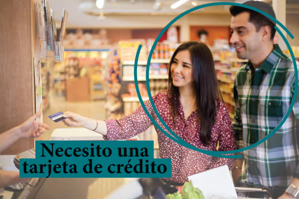 Pareja usando una tarjeta de crédito