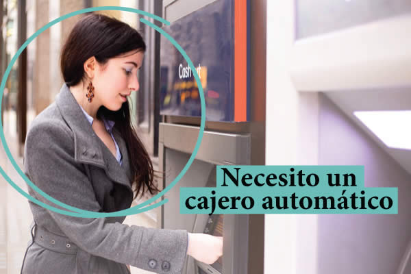 Mujer usando un cajero automático